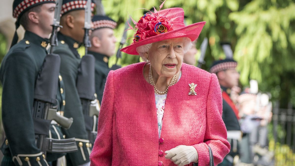 Blog: Buckinghamský palác řeší skandál, na který královnina strategie nezabírá